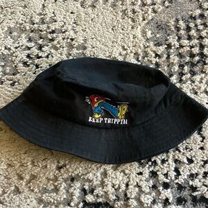 No Hours “Keep Trippin” bucket hat
SZ one size fits most